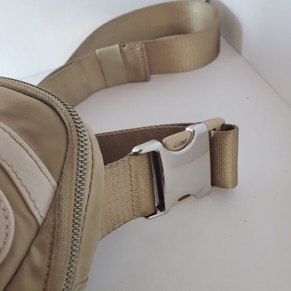 Lululemon Everywhere Belt Bag 1L LARGE LOGO DESIGN Limited Edition Fanny Pack - Picture 3 of 7